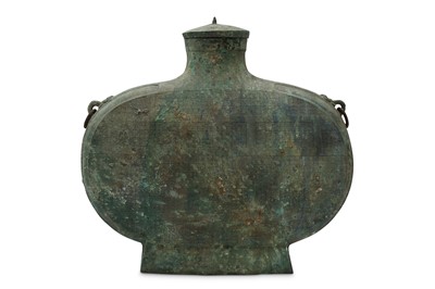 Lot 323 - A CHINESE BRONZE BIANHU AND COVER.