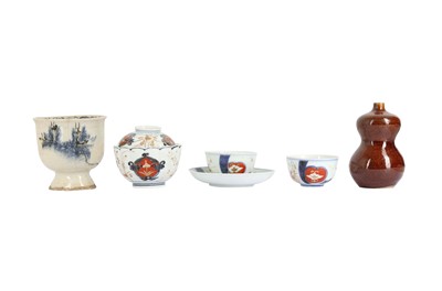 Lot 1048 - A SMALL GROUP OF JAPANESE CERAMICS.