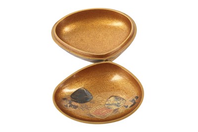 Lot 1037 - A SMALL JAPANESE LACQUER KOGO BOXE AND COVER (KOGO).