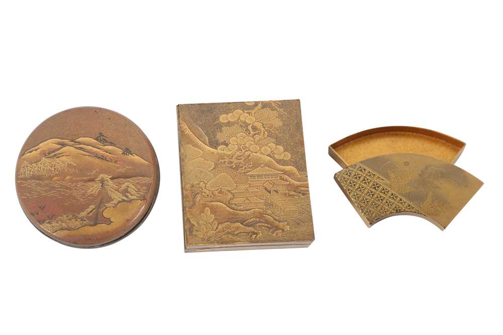 Lot 1038 - THREE SMALL JAPANESE LACQUER BOXES AND COVERS (KOGO).