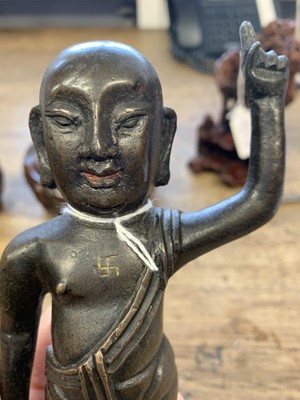 Lot 94 - A CHINESE BRONZE FIGURE OF THE INFANT BUDDHA.