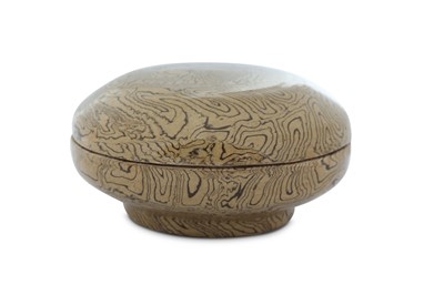 Lot 814 - A CHINESE MARBLE-GLAZED CIRCULAR BOX AND COVER.