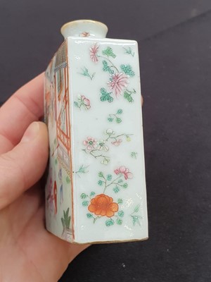 Lot 519 - A LARGE CHINESE FAMILLE ROSE SNUFF BOTTLE.
