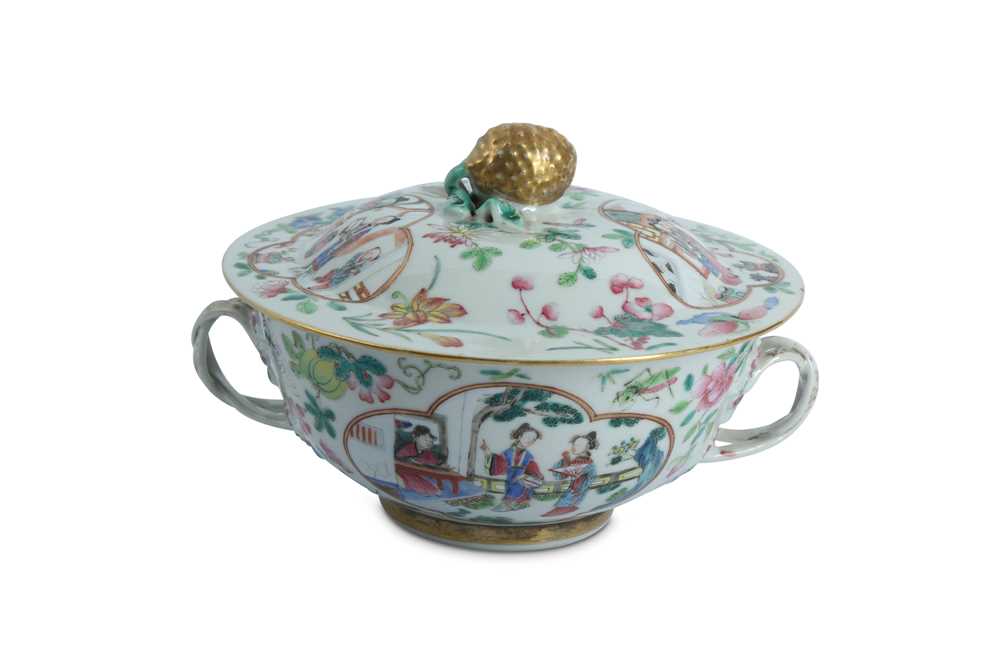 Lot 409 - A SMALL CHINESE FAMILLE ROSE TUREEN AND COVER.