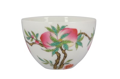 Lot 454 - A CHINESE FAMILLE ROSE 'PEACHES' CUP.