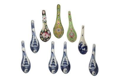 Lot 829 - EIGHT CHINESE PORCELAIN SPOONS AND AN ENAMELLED SPOON.