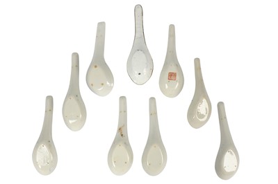 Lot 829 - EIGHT CHINESE PORCELAIN SPOONS AND AN ENAMELLED SPOON.