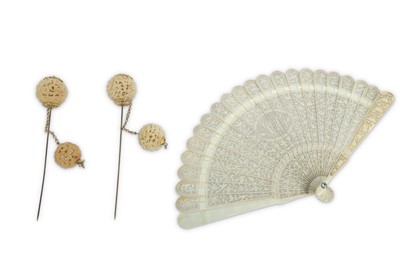 Lot 591 - λ A CHINESE IVORY FAN TOGETHER WITH TWO HAIRPINS.