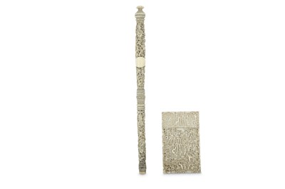 Lot 612 - λ A CHINESE CANTON IVORY CARD CASE AND A FAN HANDLE.