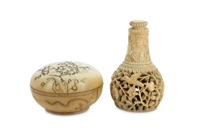 Lot 606 - λ A CHINESE IVORY SEAL PASTE BOX AND COVER AND A CRICKET CAGE.