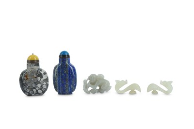 Lot 531 - A SMALL GROUP OF CHINESE JADE CARVINGS AND SNUFF BOTTLES.