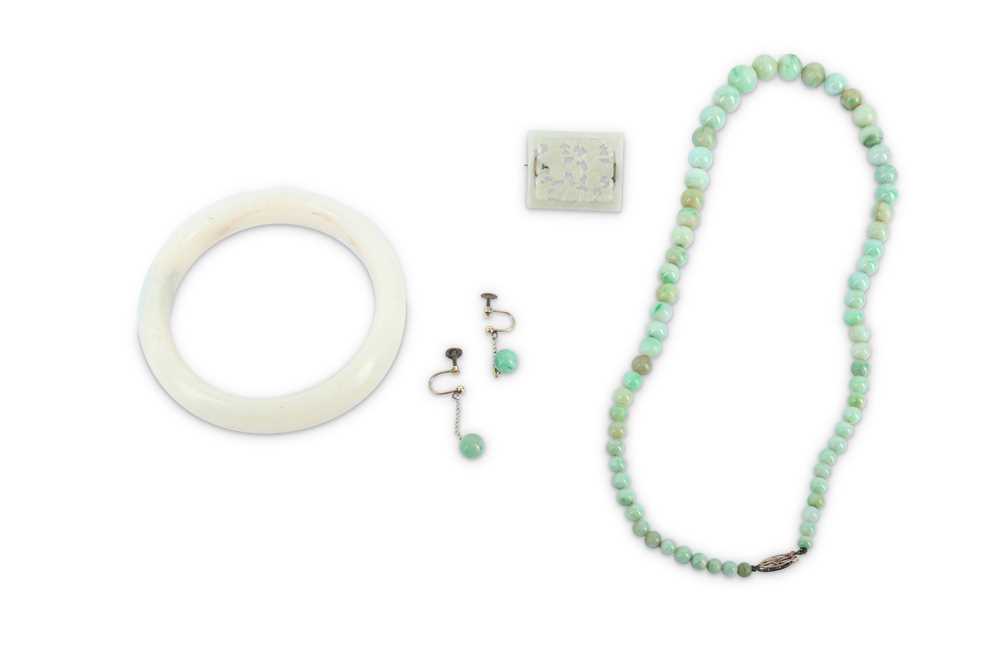 Lot 588 - A SMALL COLLECTION OF CHINESE JADE JEWELLERY.