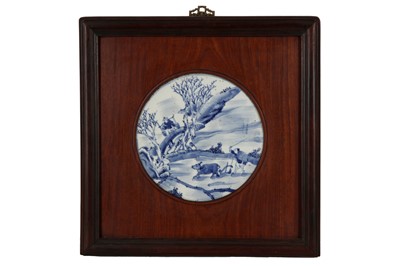 Lot 86 - A CHINESE BLUE AND WHITE CIRCULAR 'PLOUGHMAN' PANEL.