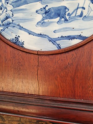 Lot 134 - A CHINESE BLUE AND WHITE CIRCULAR 'PLOUGHMAN' PANEL.