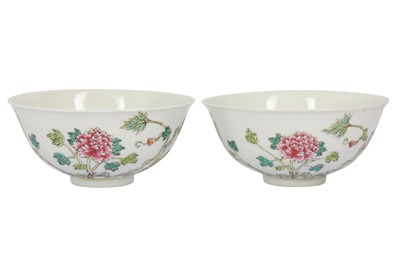 Lot 464 - A PAIR OF CHINESE FAMILLE ROSE 'PEONIES AND GOURDS' BOWLS.