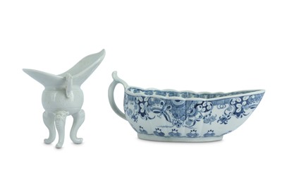 Lot 848 - A CHINESE BLUE AND WHITE SAUCE BOAT AND A BLANC-DE-CHINE JUE.