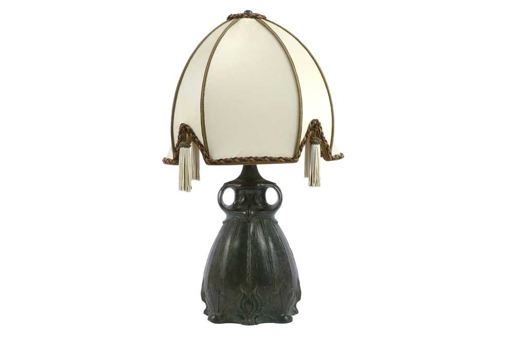 Lot 6 - IN THE MANNER OF TIFFANY, AN ART NOUVEAU BRONZE TABLE LAMP, EARLY 20TH CENTURY