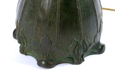 Lot 6 - IN THE MANNER OF TIFFANY, AN ART NOUVEAU BRONZE TABLE LAMP, EARLY 20TH CENTURY
