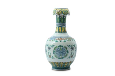 Lot 28 - A CHINESE DOUCAI GARLIC MOUTH VASE.
