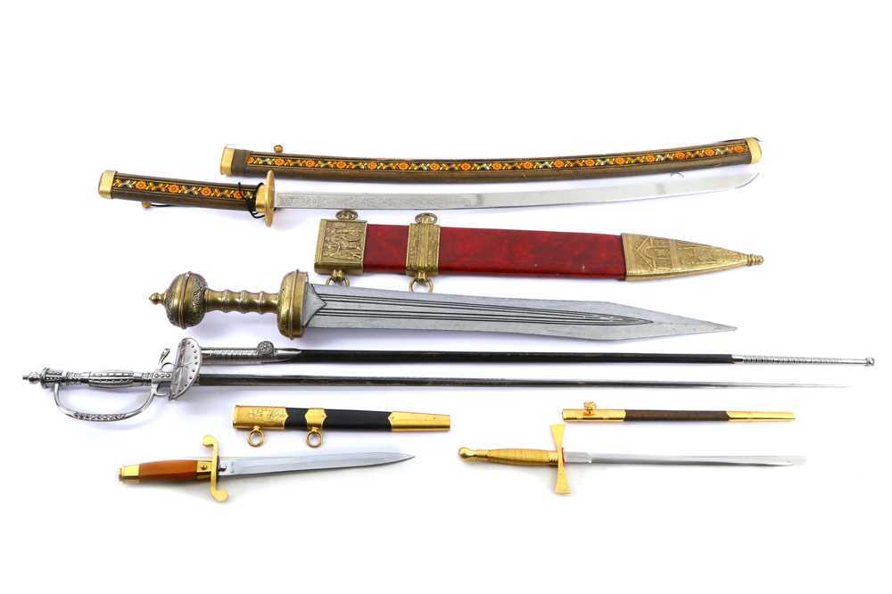 Lot 370 - A reproduction of a Roman gladius sword