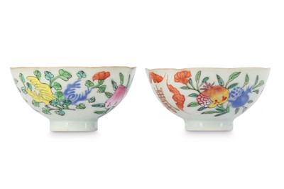 Lot 1009 - A PAIR OF CHINESE FAMILLE ROSE 'LONGEVITY' BOWLS.