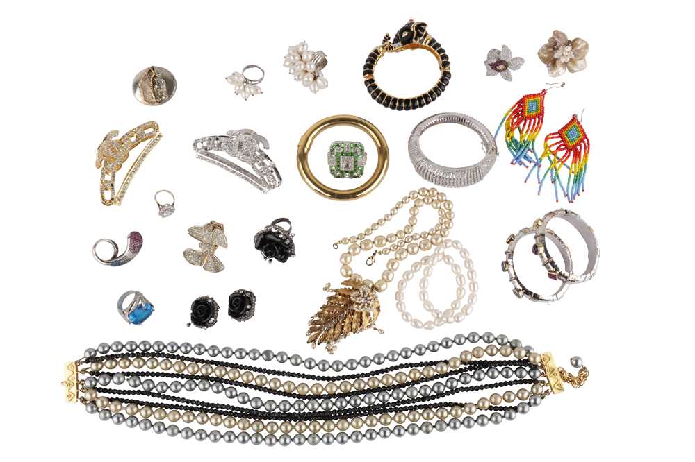 Lot 142 - A collection of costume jewellery