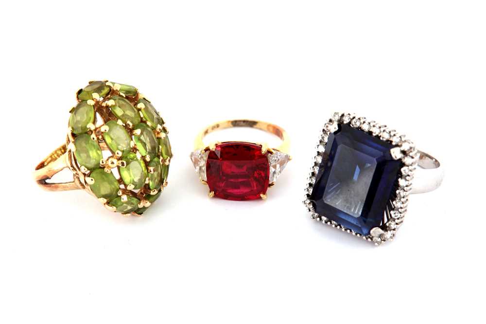 Lot 120 - A collection of rings
