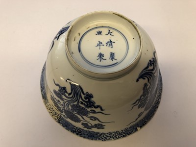 Lot 424 - A CHINESE BLUE AND WHITE 'BLOSSOMS' BOWL.