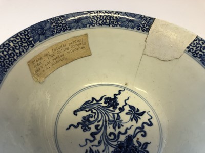 Lot 424 - A CHINESE BLUE AND WHITE 'BLOSSOMS' BOWL.