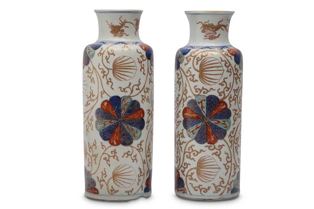 Lot 473 - A PAIR OF CHINESE IMARI SLEEVE VASES.