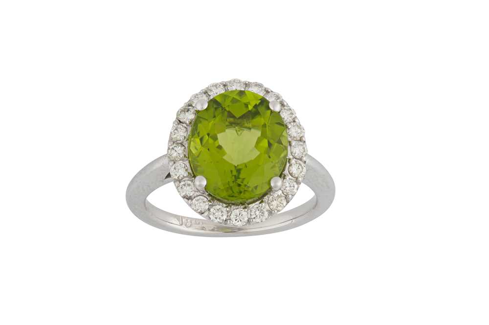 Lot 189 - A peridot and diamond cluster ring