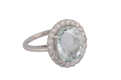 Lot 36 - An aquamarine and diamond ring