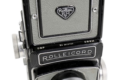 Lot 102 - A Grey Rolleicord Vb TLR Camera