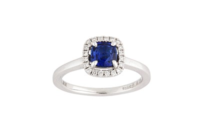 Lot 149 - A sapphire and diamond cluster ring