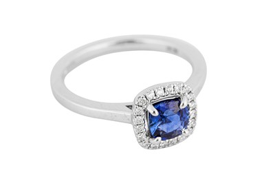 Lot 149 - A sapphire and diamond cluster ring