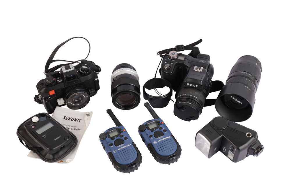 Lot 473 - A Selection of Cameras & Accessories
