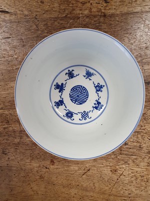 Lot 291 - A CHINESE BLUE AND WHITE BOWL.