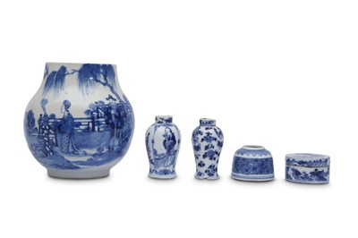 Lot 720 - A SMALL GROUP OF CHINESE BLUE AND WHITE PORCELAIN ITEMS.