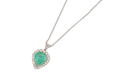 Lot 174 - An emerald and diamond pendant necklace