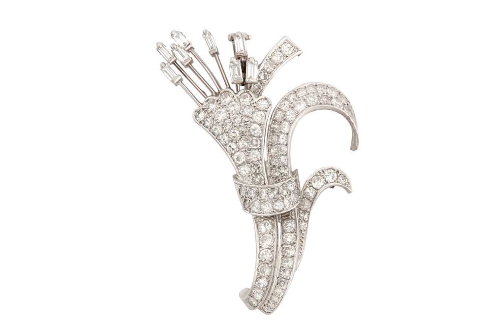 Lot 236 - A diamond brooch