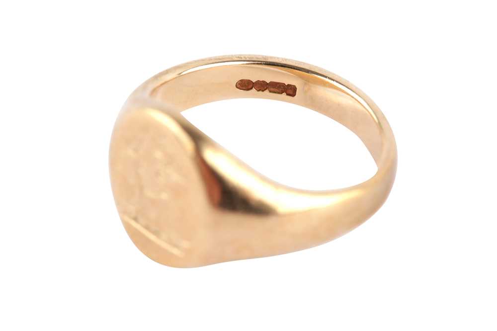 Lot 124 - A 9 carat gold signet ring
