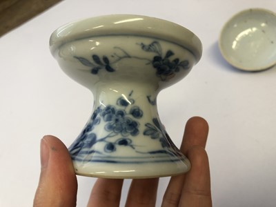 Lot 454 - A SMALL CHINESE BLUE AND WHITE STEM BOWL AND COVER.