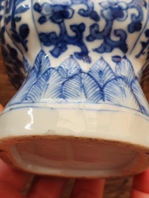 Lot 453 - A CHINESE BLUE AND WHITE VASE AND COVER.