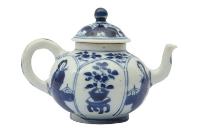 Lot 174 - A SMALL CHINESE BLUE AND WHITE TEAPOT AND COVER