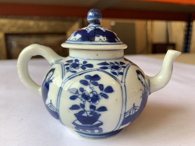 Lot 254 - A SMALL CHINESE BLUE AND WHITE TEAPOT AND COVER.