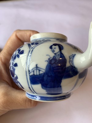 Lot 254 - A SMALL CHINESE BLUE AND WHITE TEAPOT AND COVER.