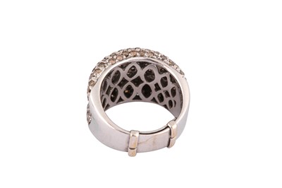 Lot 130 - A diamond dress ring