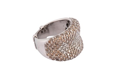 Lot 130 - A diamond dress ring