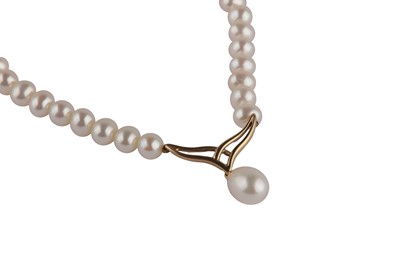 Lot 736 - A CULTURED PEARL NECKLACE