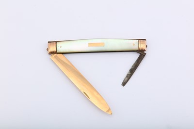 Lot 35 - An early to mid-19th century English unmarked gold (12.4 carat) and mother of pearl folding fruit knife, circa 1830-50